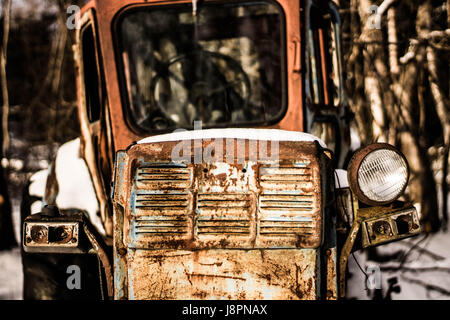 Vintage alte Traktor im Winter, was bleibt zu Rost in außerhalb Stockfoto