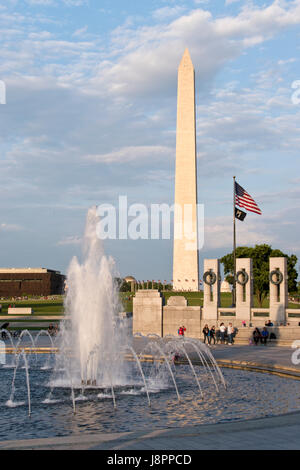 Der Weltkrieg zwei Nationaldenkmal, mit dem Washington Monument im Hintergrund auf der National Mall in Washington, DC. Stockfoto