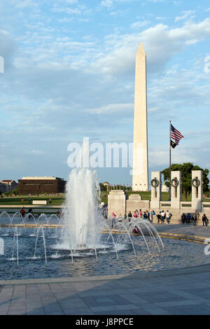 Der Weltkrieg zwei Nationaldenkmal, mit dem Washington Monument im Hintergrund auf der National Mall in Washington, DC. Stockfoto