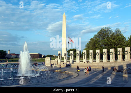 Der Weltkrieg zwei Nationaldenkmal, mit dem Washington Monument im Hintergrund auf der National Mall in Washington, DC. Stockfoto