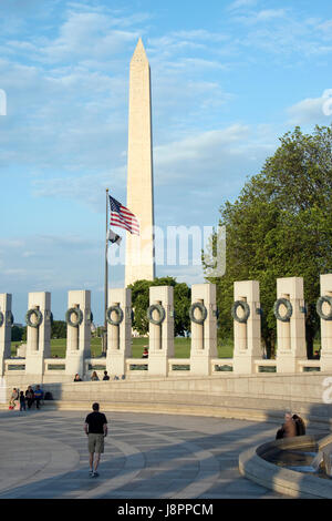 Der Weltkrieg zwei Nationaldenkmal, mit dem Washington Monument im Hintergrund auf der National Mall in Washington, DC. Stockfoto