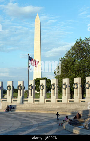 Der Weltkrieg zwei Nationaldenkmal, mit dem Washington Monument im Hintergrund auf der National Mall in Washington, DC. Stockfoto