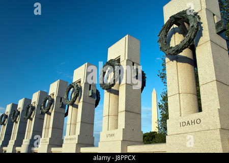 Der Weltkrieg zwei Nationaldenkmal, mit dem Washington Monument im Hintergrund auf der National Mall in Washington, DC. Stockfoto