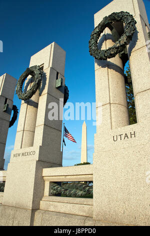 Der Weltkrieg zwei Nationaldenkmal, mit dem Washington Monument im Hintergrund auf der National Mall in Washington, DC. Stockfoto