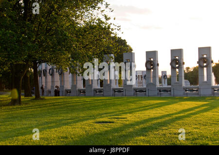 Der Weltkrieg zwei Nationaldenkmal, mit dem Washington Monument im Hintergrund auf der National Mall in Washington, DC. Stockfoto