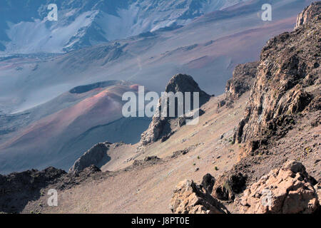 Schlackenkegel, alte Lavaströme und Asche dominieren die Gipfel-Caldera des Haleakala Vulkankrater auf Maui, Hawaii. Stockfoto