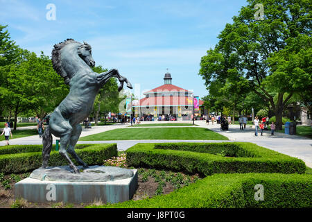 BROOKFIELD, ILLINOIS - 27. Mai 2017: Pferd Statue und Karussell im Brookfield Zoo die Fahrt ist beliebter Anziehungspunkt des Parks mit Familien und Kindern Stockfoto