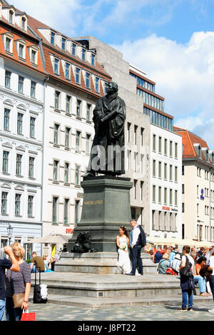 Dresden-13. August 2016: Hochzeit neben dem Martin Luther-Denkmal in Dresden (Deutschland) Stockfoto
