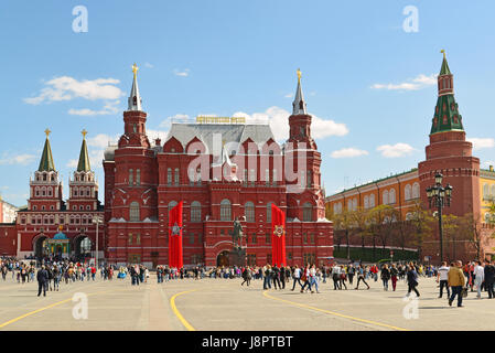 Moskau, Russland - Mai 06.2017. Manezhnaya Platz geschmückt mit Gemälden zum Tag des Sieges Stockfoto