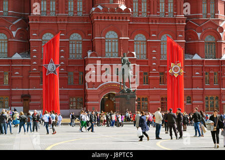 Moskau, Russland - Mai 06.2017. Manezhnaya Platz geschmückt mit Gemälden zum Tag des Sieges Stockfoto