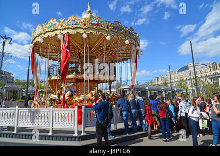 Moskau, Russland - Mai 06.2017. Kinder Karussell in Platz der Revolution Stockfoto