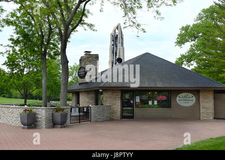 NAPERVILLE, ILLINOIS - 26. Mai 2017: Riverwalk Cafe. Das Restaurant im Napervilles Riverwalk mit Moser Tower und Millennium Carillon in der backg Stockfoto