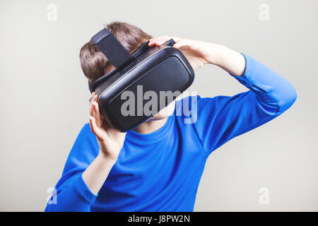 Teenboy mit virtual-Reality-Brille Filme oder Videospiele spielen Stockfoto