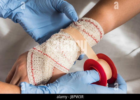 Nahaufnahme einer Krankenschwester Bandage auf Patientenfußes binden Stockfoto