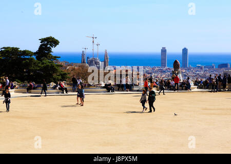 Massen von Touristen versammeln sich auf Gaudis Park Güell Placa De La Natura, Barcelona, Katalonien, Spanien Stockfoto