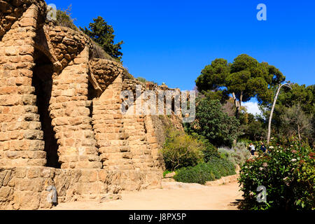 Pflanzer-Viadukt in Gaudis Park Güell, Barcelona, Katalonien, Spanien Stockfoto