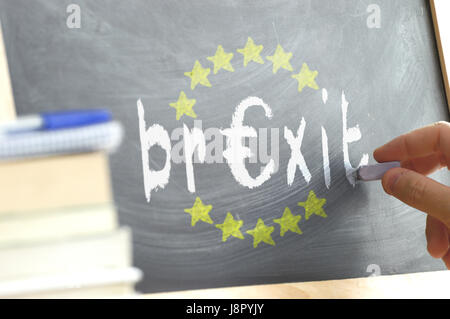 Handschrift, die das Wort Austritt mit dem Eurosymbol in einer Volkswirtschaft-Klasse. Elf Sterne der Europäischen Union. Euroskeptizismus Konzept. Stockfoto