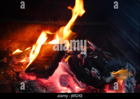 Brennendes Holzscheit Flamme auf Feuer im Kamin Stockfoto