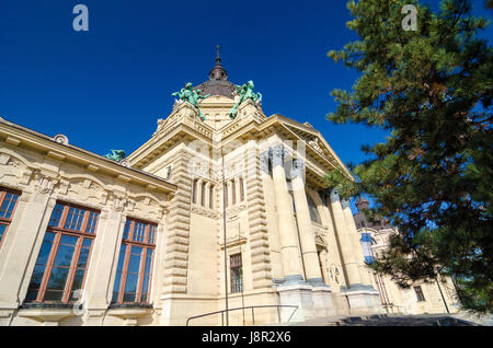 BUDAPEST, Ungarn - 22. Februar 2016: Die berühmte Szechenyi thermische Bäder, Spa und Swimming Pool im Városliget - Hauptstadt Park von Budapest, Ungarn Stockfoto