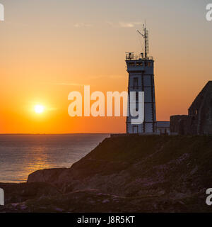 Sonnenuntergang-Leuchtturm, Pointe de Saint-Mathieu, Bretagne, Frankreich, Europa Stockfoto