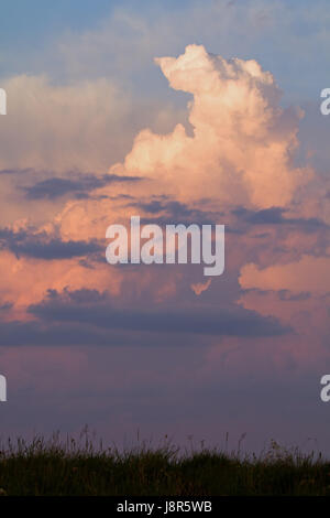 Sunrise reflektieren auf Wolken aus dem South Downs in Sussex Stockfoto