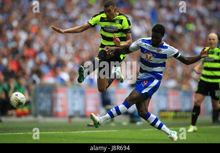 Reading Tyler Blackett (rechts) und Huddersfield Town Collin Quaner während der Himmel Bet Meisterschaft Play-off-Finale im Wembley Stadium, London. Stockfoto