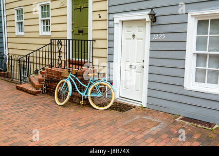 Himmelblau-Fahrrad gelehnt Treppen vor Haus in Georgetown, Washington, DC, USA Stockfoto