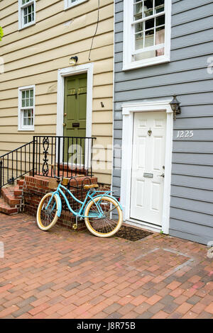 Himmelblau-Fahrrad gelehnt Treppen vor Haus in Georgetown, Washington, DC, USA Stockfoto