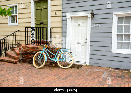 Himmelblau-Fahrrad gelehnt Treppen vor Haus in Georgetown, Washington, DC, USA Stockfoto