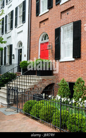 Haus mit hellen roten Tür auf Smith Zeile, N Street NW in Georgetown, Washington DC, USA Stockfoto