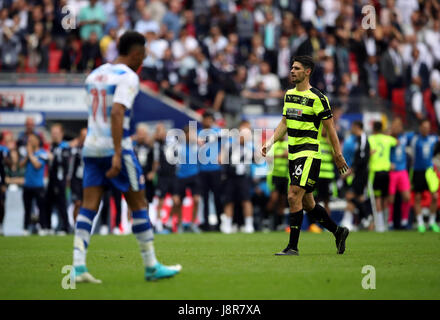 Reading Jordan Obita geht zurück nach fehlt in das Elfmeterschießen, wie Huddersfield Town Christopher Schindler geht auf seine während der Himmel Bet Meisterschaft Play-off Finale im Wembley Stadion in London statt. Stockfoto