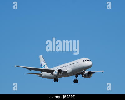 Avion Express Airbus A320-200 landen auf dem Flughafen Pierre Elliott Trudeau International in Dorval, Quebec wird vorbereitet Stockfoto