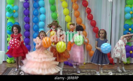 Russische Kinder Kindergarten. Kinder singen die Lieder von der Bühne