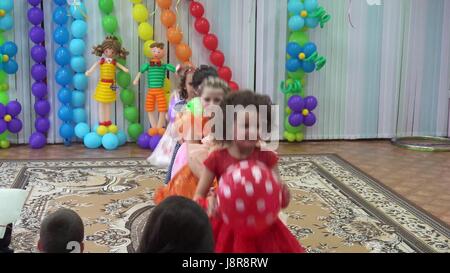 Russische Kinder Kindergarten. Kinder singen die Lieder von der Bühne