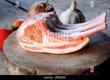 Rohe Lampe Rippe auf Holzplatte in der Küche mit tiefstehende Sonne Beleuchtung. Stockfoto