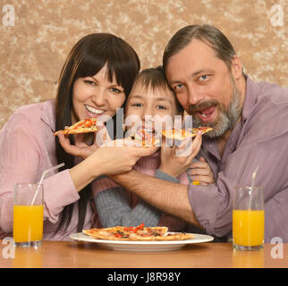 Eltern mit Sohn Pizza essen Stockfoto