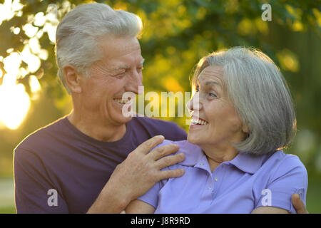 Älteres Paar, umarmen Stockfoto