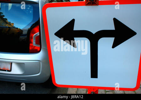 Verkehrszeichen vor Kreuzung, biegen Sie nach links oder rechts abbiegen Richtung Stockfoto