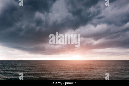 Sonnenaufgang am Morgen in der Regenzeit Foto in Morgen niedrig trübe und dunkle Beleuchtung von großen Wolke am grauen Himmel weich und Unschärfe. Stockfoto