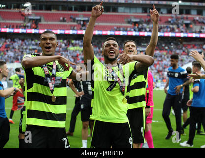 Huddersfield Town Collin Quaner (links) und Elias Kachunga feiern nach den Himmel Bet Meisterschaft Play-off-Finale im Wembley Stadium, London. Stockfoto