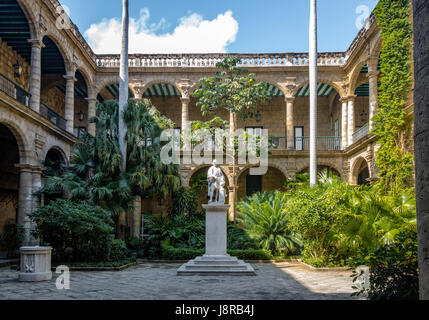 Innenhof des Palacio de Los Capitanes Generales (Gouverneur Palast) und dem Stadtmuseum am Plaza de Armas Square - Havanna, Kuba Stockfoto