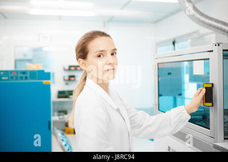 Frau im Labor mit Pipetten, Forscher Stockfoto