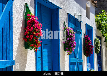 Alacatı, der wunderschöne Stadtteil Izmir, fasziniert mit seinen farbenfrohen und dekorativen Straßen. Stockfoto