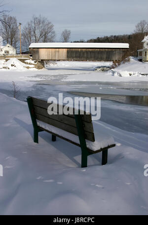 Die große Eddy überdachte Brücke, auch als Big Eddy Covered Bridge oder Waitsfield Covered Bridge ist eine gedeckte Holzbrücke, die den Mad R überquert Stockfoto