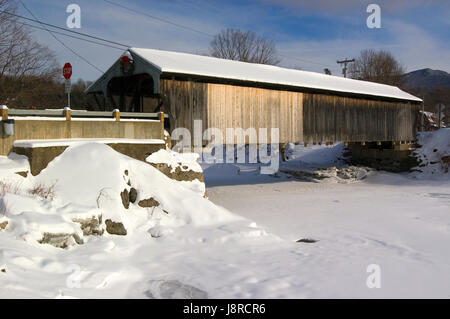 Die große Eddy überdachte Brücke, auch als Big Eddy Covered Bridge oder Waitsfield Covered Bridge ist eine gedeckte Holzbrücke, die den Mad R überquert Stockfoto