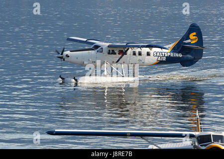 Saltspring Luft, (Harbour Air Wasserflugzeuge) de Havilland Canada DHC-3-T Turbo Otter Wasserflugzeug des Rollens bei Vancouver Harbour Flight Center, BC, Kanada. Stockfoto