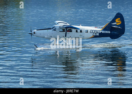 Saltspring Luft, (Harbour Air Wasserflugzeuge) de Havilland Canada DHC-3-T Turbo Otter Wasserflugzeug des Rollens bei Vancouver Harbour Flight Center, BC, Kanada. Stockfoto