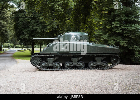 Oosterbeek, Niederlande - August 09, 2016: Sherman Battle Tank im Garten von Airborne Museum Hartenstein. Es um die Schlacht von Arnheim gewidmet ist Stockfoto