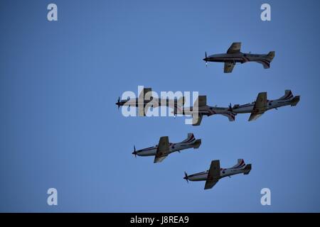 Tag der kroatischen Streitkräfte gefeiert mit Demonstration der Fähigkeiten von Technik und Soldaten. Hubschrauber, Boote, Soldaten, die dabei ihre militärische routine Stockfoto