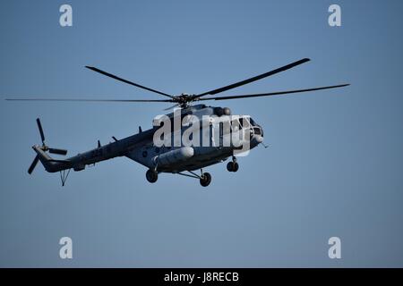 Tag der kroatischen Streitkräfte gefeiert mit Demonstration der Fähigkeiten von Technik und Soldaten. Hubschrauber, Boote, Soldaten, die dabei ihre militärische routine Stockfoto